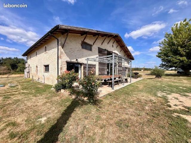 Propriété de caractère entièrement rénovée – Piscine – 7 chambres – 5 000 m² de terrain – Garages – Prestations haut de gamme