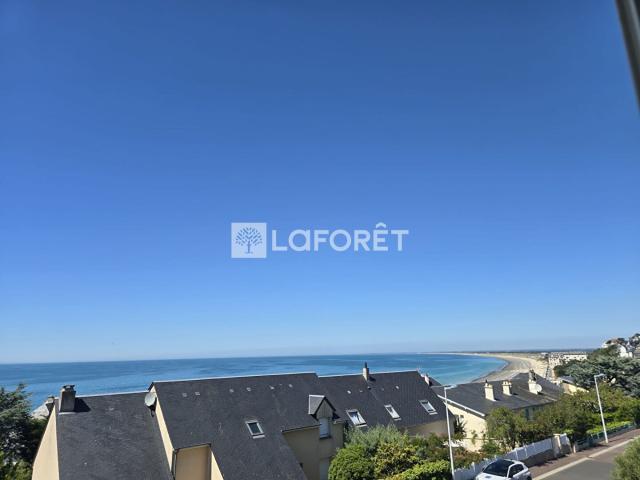 Propriété de caractère idéalement située avec vue mer à Donv. 110m² Donville les Bains