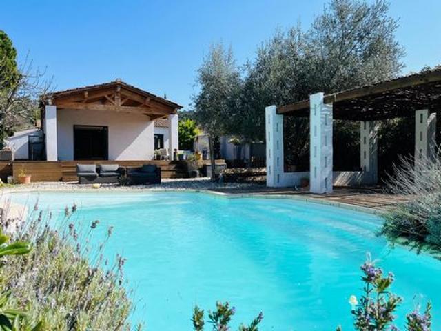Propriété de caractère plain pied avec piscine