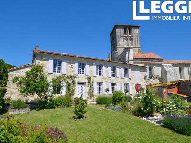 Propriété de caractère privée, offrant 3 chambres. Jardins clos et grandes dépendances. Centre du village