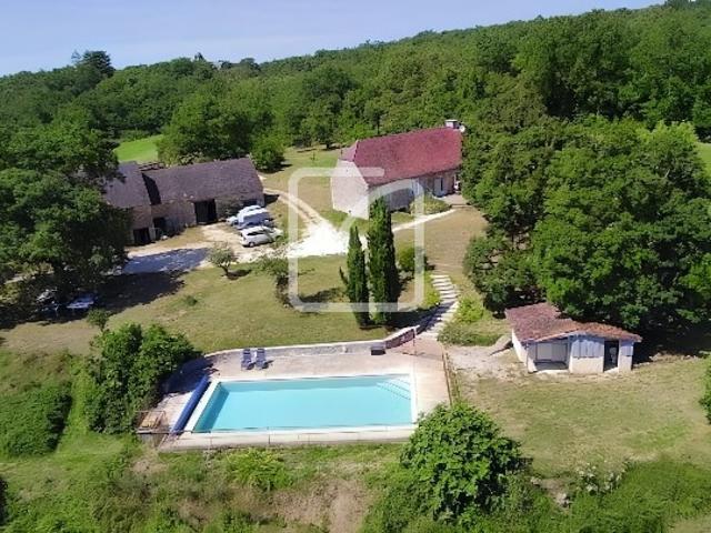 Propriété de caractère sans voisin, avec piscine et dépendances