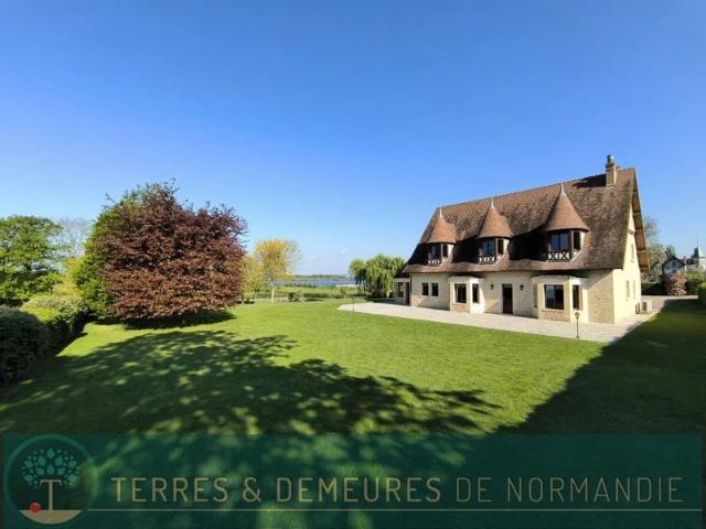 Propriété de caractère, 270 m² habitable, 4 chambres, Double Garage et parc arboré 5814m². Un Havre de Paix avec vue exceptionnelle entre Pont Audemer 27500 et Honfleur 14600