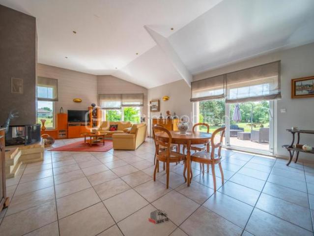 Maison d’architecte 290 m² – Parc paysager 8 000 m² – 5 ch – Entrée cathédrale – Secteur Boulay Moselle