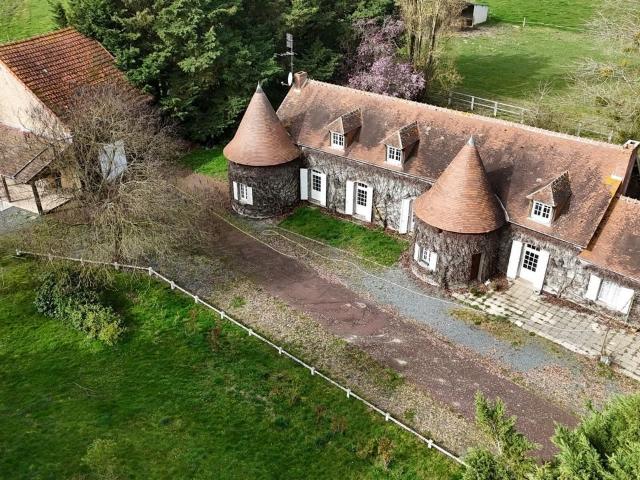 Propriete De Caractere ? 70 ha 300m² Viplaix