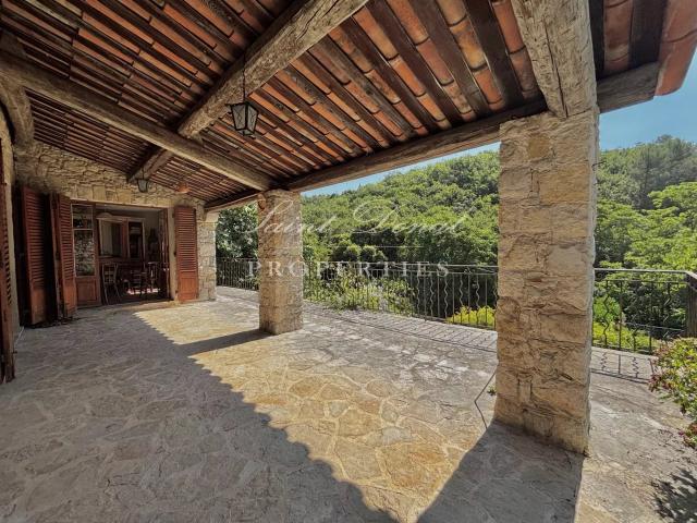 Propriété de charme au calme absolu, stationnements, 3 600 m² d