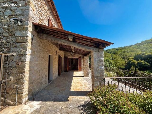 Propriété de charme au calme absolu, stationnements, 3 600 m² de terrain