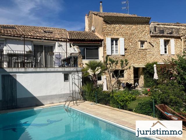 Propriété de charme au pied du château de Mondragon composée. 284m² Mondragon