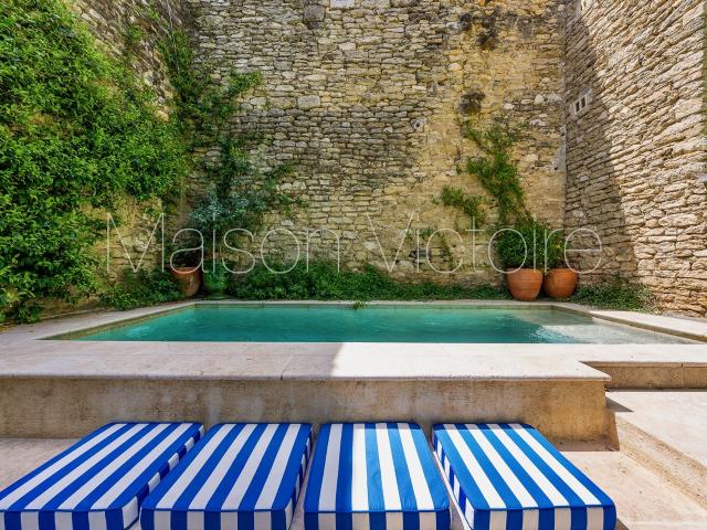 Propriété de charme au potentiel locatif exceptionnel. 246m² Gordes