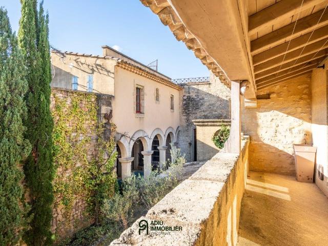 Propriété de charme avec cour intérieure et piscine 377m² Uzès