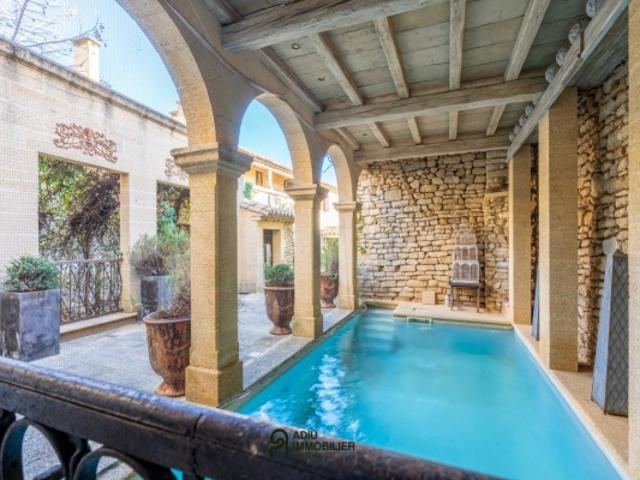 Propriété de charme avec cour intérieure et piscine