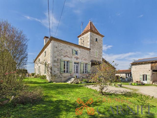Propriété de charme avec activité de gîtes Piscine, spa 645m² Bourran