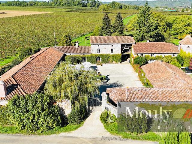 Propriete De Charme Avec Activite Professionnelle Au Coeur D. 384m² Prayssac