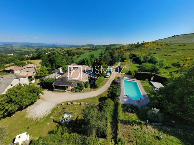 Propriété de charme avec gîte, piscine et dépendances cadr