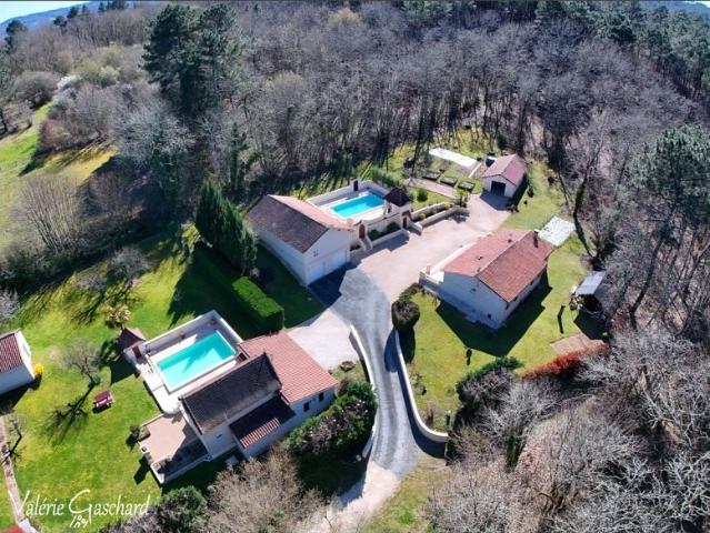 Propriété de charme avec dépendances et piscines nature et c. 224m² Saint Germain du Salembre
