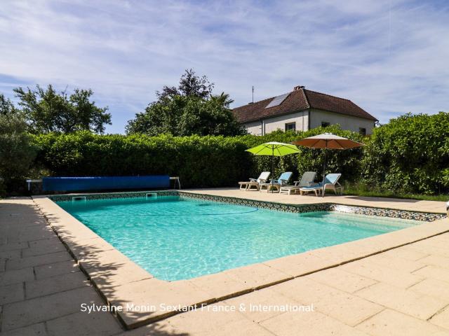 Propriété de charme avec logement indépendant, piscine, sauna et 1,4 hectare de terrain