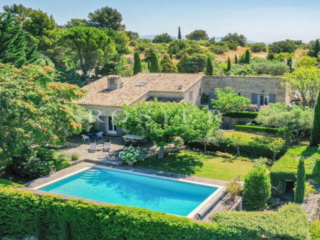 Propriété de charme avec piscine à vendre à Gordes à pied du. 200m² Gordes