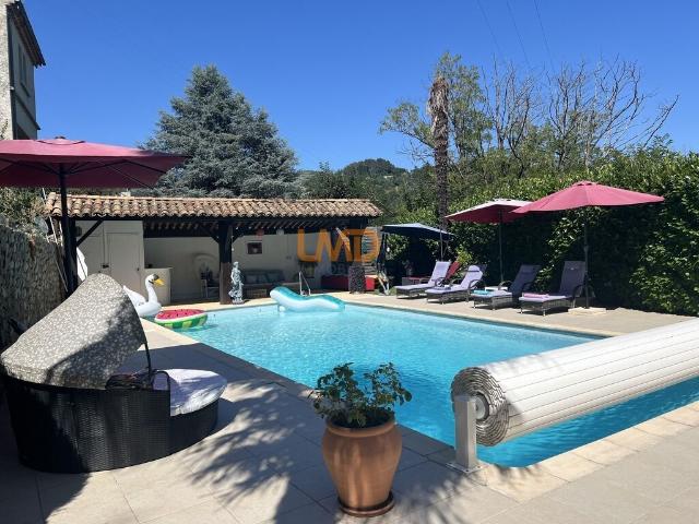 Propriété de charme avec piscine au bord de l’Ardèche