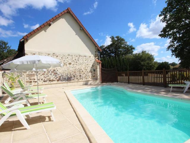 Propriété de charme avec piscine chauffée & dépendances sur + d’1 hectare