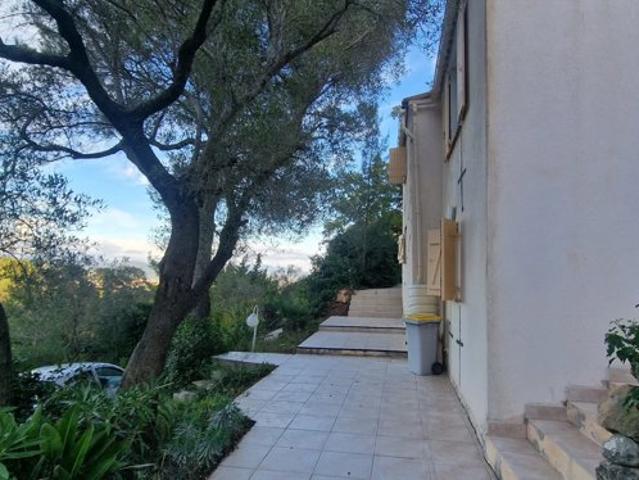 Propriété de charme avec terrain de 4 045 m² et vue panoramique