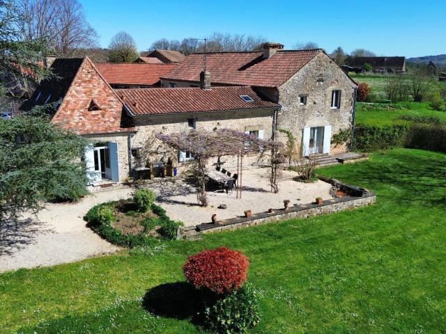 Propriété de charme avec vue panoramique, gîtes et piscine â. 440m² Saint Amand de Belvès