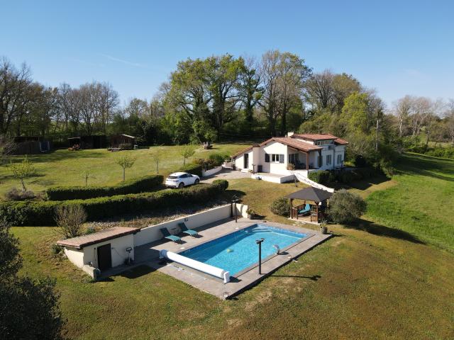 Propriété de charme avec vue panoramique, piscine et 3,6 hectares de nature Lot et Garonne