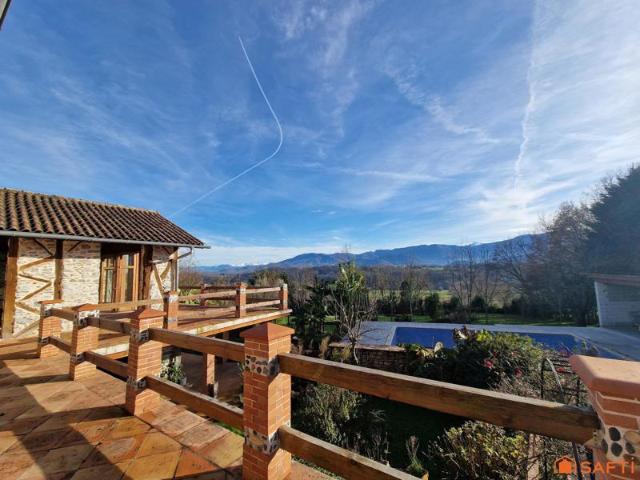 Propriété de charme avec vue sur les Pyrénées – 3 logements indépendants, Piscine, Puit et Verger