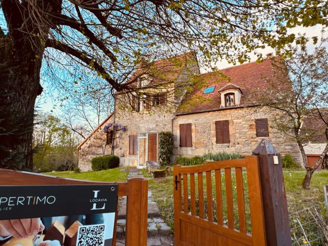 Propriété de charme Ancien presbytère avec vue exceptionnelle sur le château de Bazoches au prix de 318 000