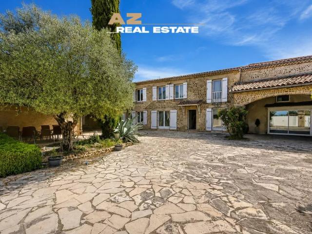 PROPRIETE DE CHARME DANS UN VILLAGE MEDIEVAL 610 000 EURO