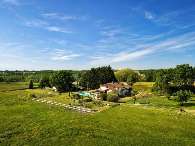 Propriété de charme: demeure principale, deux gîtes sur plu. 270m² Panjas