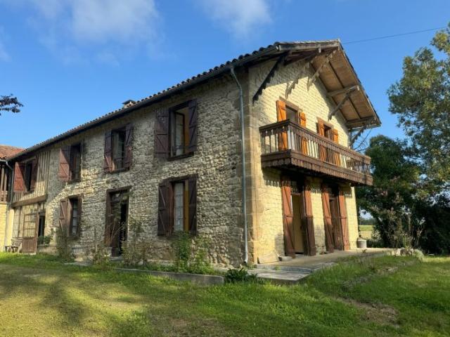Propriété de charme en bordure d’un village avec installations équestres