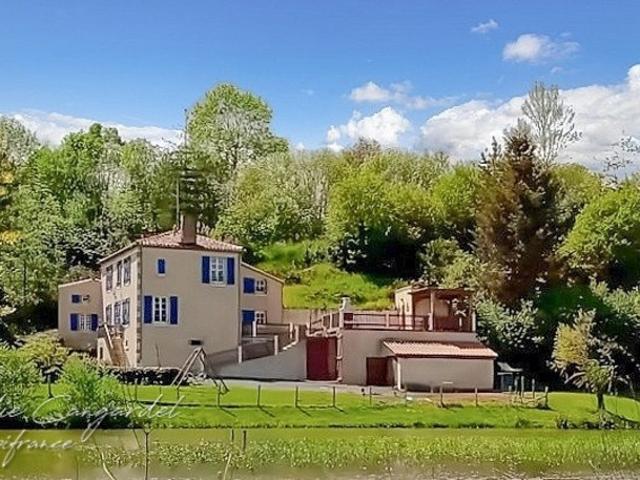 Propriété de charme en bord de rivière, avec activité de gîte Les HERBIERS 85