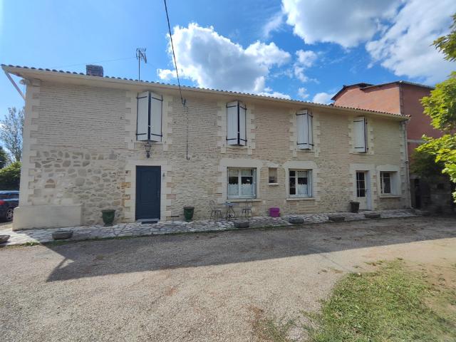 Propriété de charme en pierre avec piscine sur parc arboré de 8 590 m2 potentiel agricole 15 ha en option