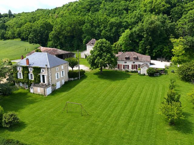 Propriété de charme en pleine nature avec gîte et dépendances