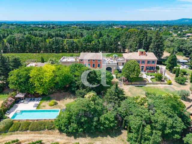 Propriété de charme historique, proche des Dentelles de Mont. 1100m² Carpentras