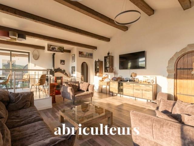 Propriété de charme rénovée à Fuveau: 245 m² habitables, studio indépendant et piscine sur un terrain de 3 800 m²