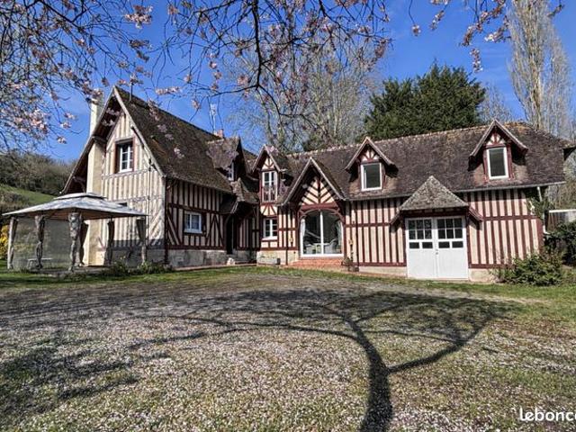 Propriété de style anglo normand, développant un architecture raffinée inspirée des villas de villégiature normandes, alliant colombages