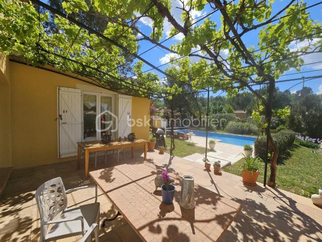 Côte d'Azur Villa de standing 5 chambres dont suite de plain pied, piscine et beau terrain