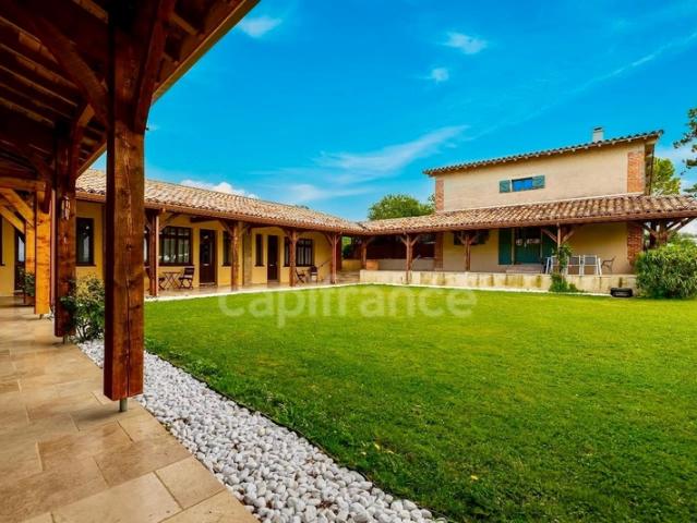 Proprieté de plus de 700m2 habitables sur 1,24 hectare de terrain, piscine et vue exceptionnelle