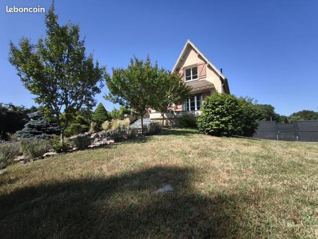 Propriété de plus de 8,5 hectares – Maison familiale avec piscin