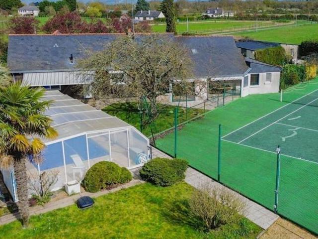 Propriété de plain pied avec piscine et tennis Verrières en Anjou 10 pièces 5 chambres et dépendances