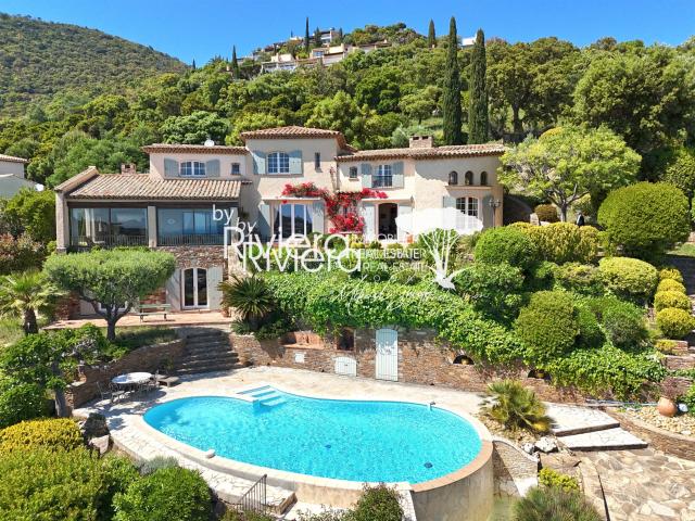 Propriété de prestige à la sublime vue mer sur la Baie de Ca. 241m² Cavalaire sur Mer