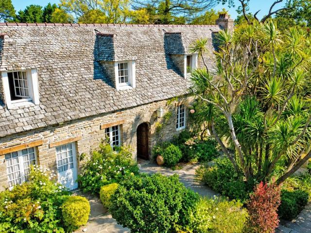 Propriété de Prestige à Locquirec – Charme, Espace et Potentiel