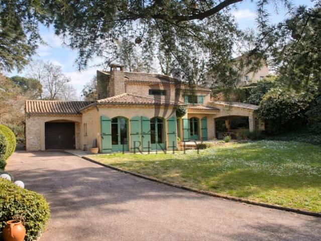 Propriété de prestige avec parc arboré et piscine à débordem