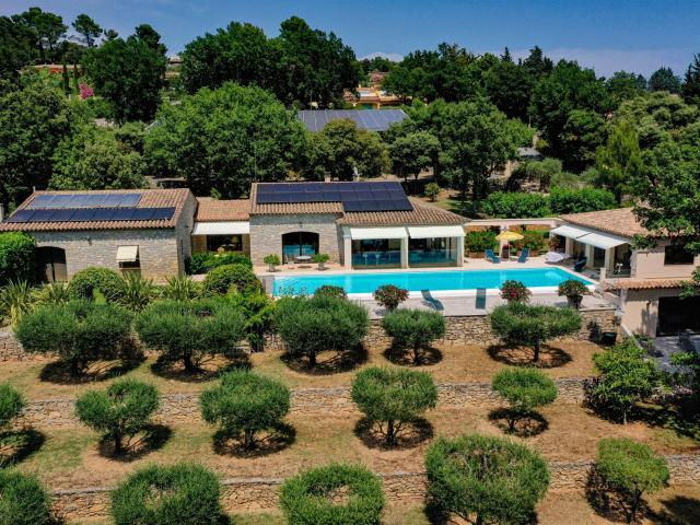 Propriété de prestige en pierres de 300m2 avec piscine, dépe. 300m² Flayosc