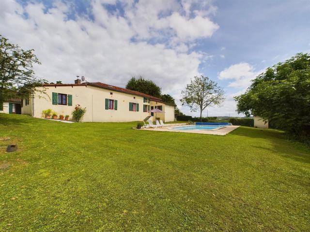 Propriété de quatre chambres avec maison d'amis et vues pano. 130m² Verteillac