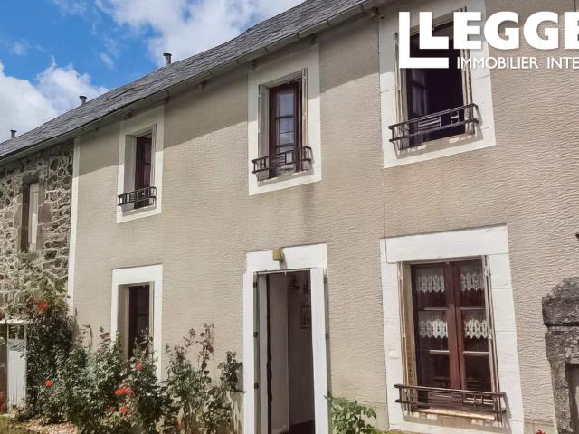Propriété de trois chambres, avec salon, cuisine, cave et salle de bains. Grande grange avec garage et garage