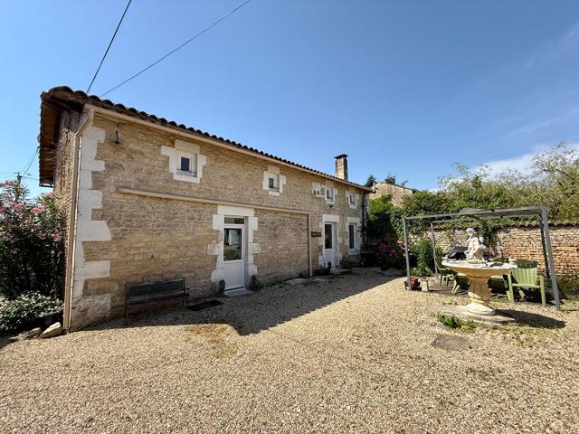 Propriété de village traditionnelle d'un excellent rapport q. 321m² Tillou