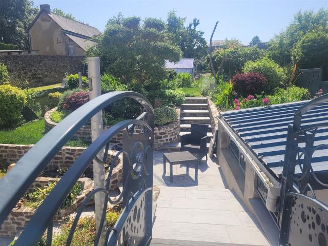 Propriété de village avec jardin paysager et garage 131m² Ambrières les Vallées