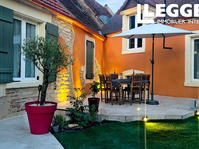 Propriété de Village Exceptionnellement Rénovée avec Logement Indépendant, Cour Intérieure, Garage et Grange