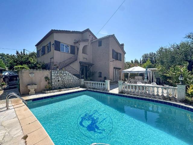 PROPRIETE DIVISEE EN 3 APPARTEMENTS AVEC JARDIN ET PISCINE